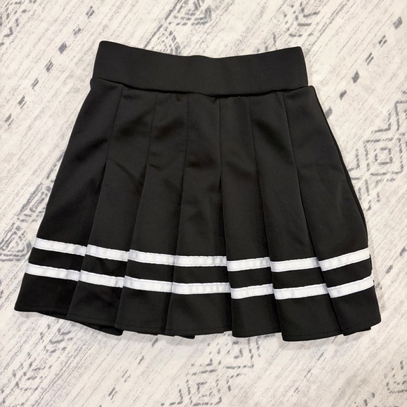 Women’s Classic Black Pleated Mini Skirt White Trim Chic Sporty Flattering Small - Picture 3 of 7
